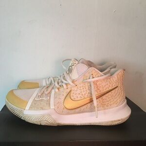 Nike Zoom Kyrie Azurie Elizabeth White Chrome SNEAKERS  852395-902: Size 9.5